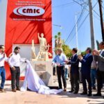 Alcalde de Torreón devela monumento al constructor en el marco de los festejos de la CMIC